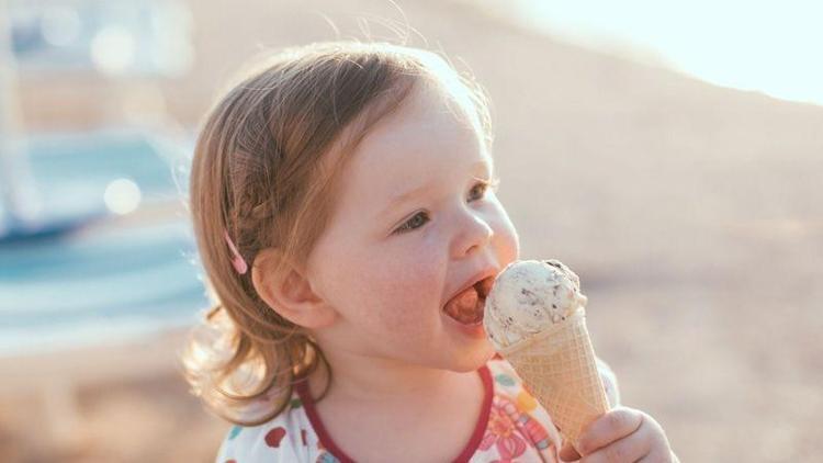 Çocuklar dondurmayı ağızda eriterek yemeli