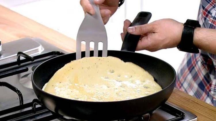 Tavaya yapışmayan omlet yapmanın incelikleri