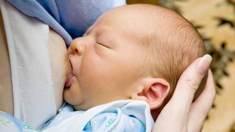 Yeni doğan bebek nasıl emzirilir?