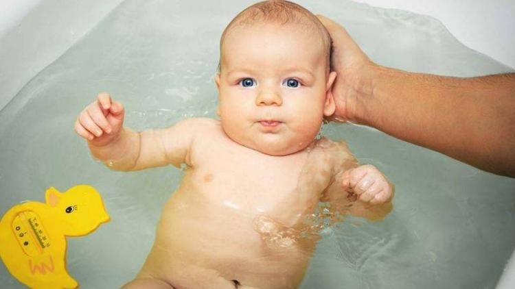 Sıcak havalarda bebeğinizi günaşırı yıkayın