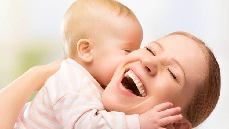 Bebeğinizi kahkahalarla güldürmenin 6 yolu!