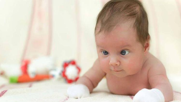 Küçük bebeklerde görülen şaşılık normal mi?