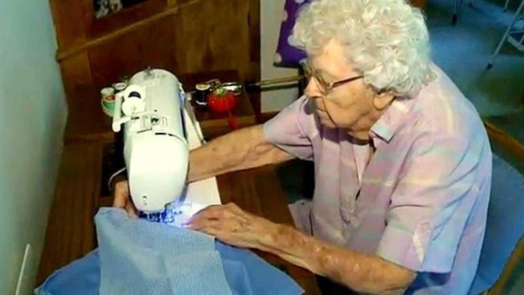 99 yaşındaki kadın her gün 1 çocuğa elbise dikiyor
