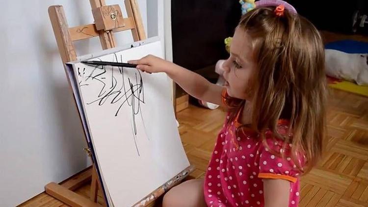 Kızının çizimlerini sanat eserine dönüştürüyor
