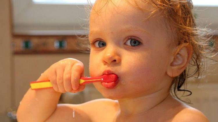 Çocuklar diş fırçası ve macunuyla ne zaman tanışmalı?