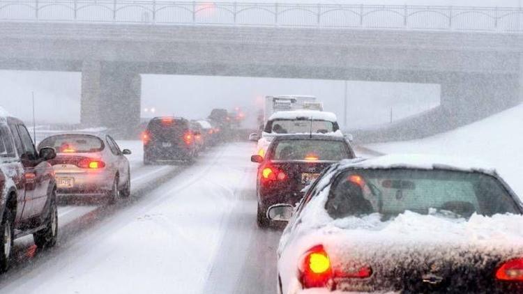 Karlı havalarda araba kullanırken dikkat!