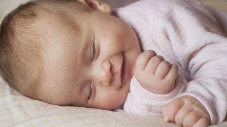 Bebeklere öğle uykusu zararlı mı