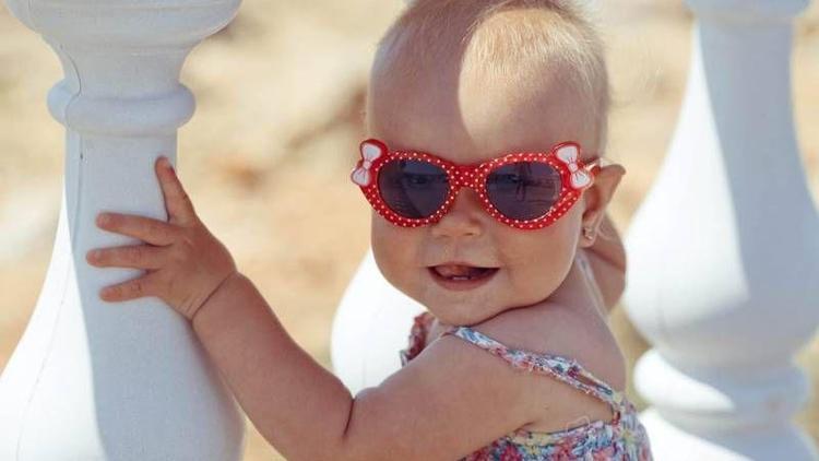 Çocuklar güneş gözlüğü takmalı mı?