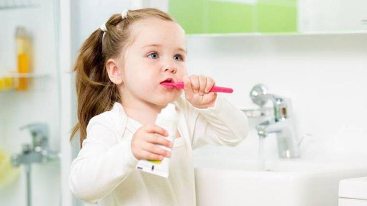 Çocuklarda diş fırçalama ne zaman başlamalıdır?