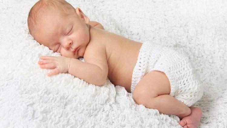 Yeni doğan bebek hangi pozisyonda yatırılmalı?