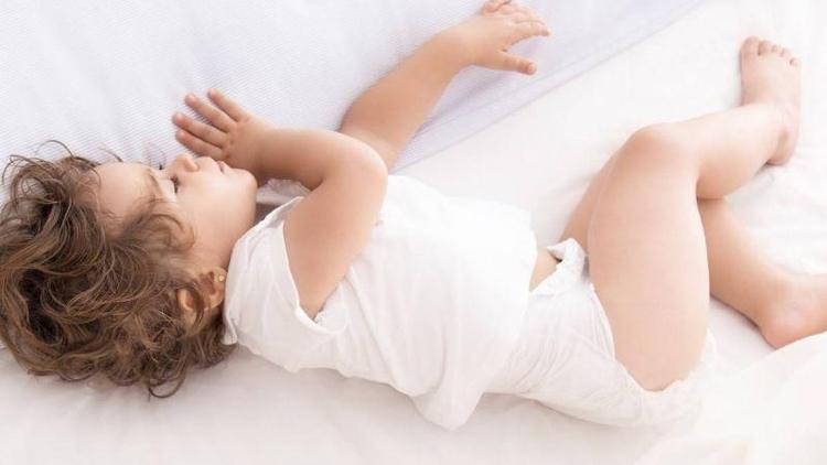 Bebeklerin hangi yaşta ne kadar uyuması gerekir?