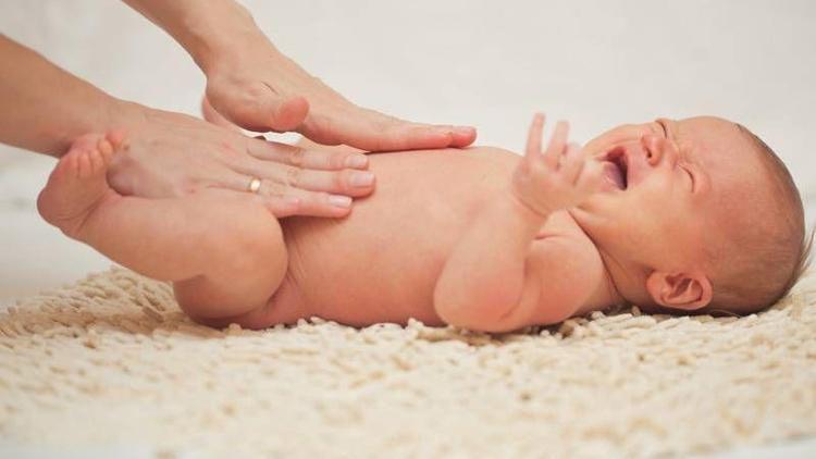 Gaz sancısı çeken bebek nasıl sakinleştirilir?