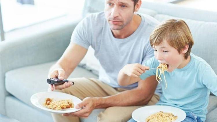 Çocuğunuza TV karşısında yemek yedirmeyin!