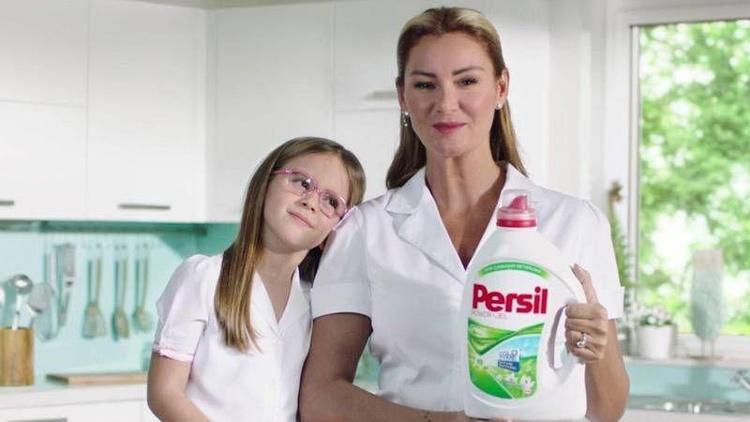 Pınar Altuğ Atacan Persil için kızıyla ekranlarda