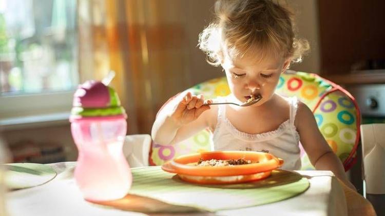 Çocuğunuzun tabağına yiyeceği kadar yemek koyun