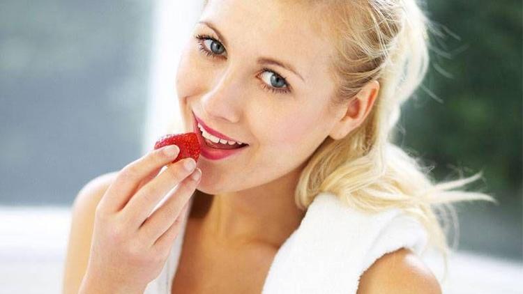 Sağlıklı beyaz dişler için 15 doğal besin