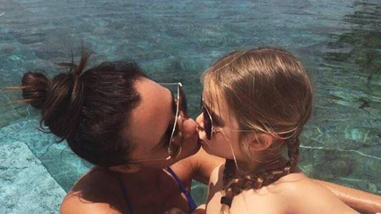 Victoria Beckham kızını dudaktan öptü ortalık karıştı