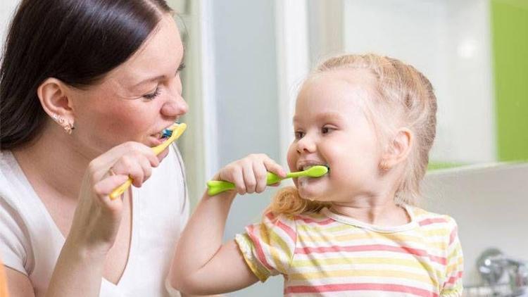 Annelere çocukların diş bakımı için 4 önemli tavsiye