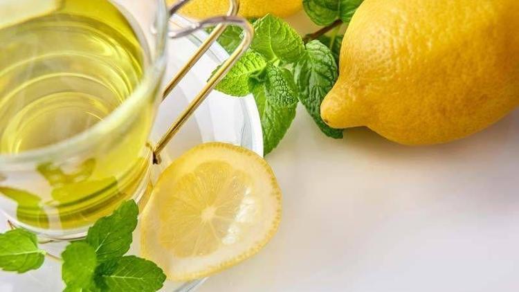 Yeşil çay demlerken içine 1 dilim limon atın