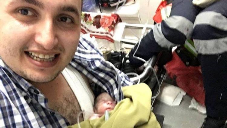 Ambulansta doğan bebeği göğsünde ısıtarak yaşattı