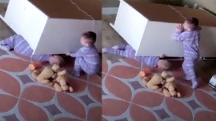 İki yaşındaki bebek kardeşini böyle kurtardı