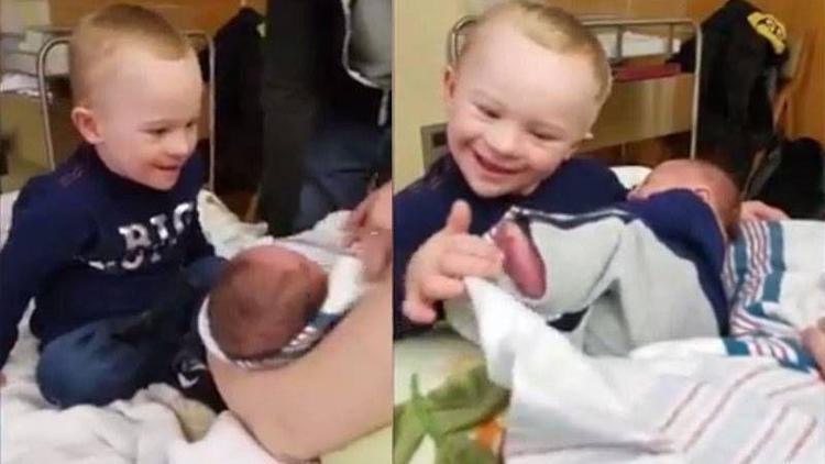 Down sendromlu çocuk, yeni doğan kardeşiyle tanışıyor