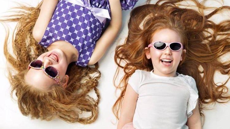 Çocukların güneş gözlüğü takması gerekir mi?