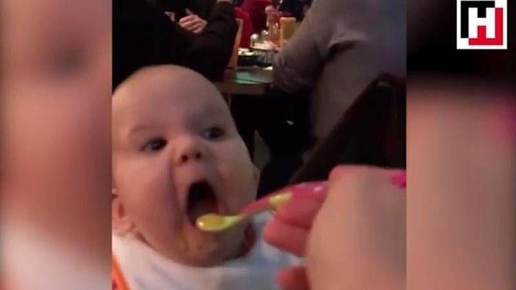 İştahla yemek yiyen bebek
