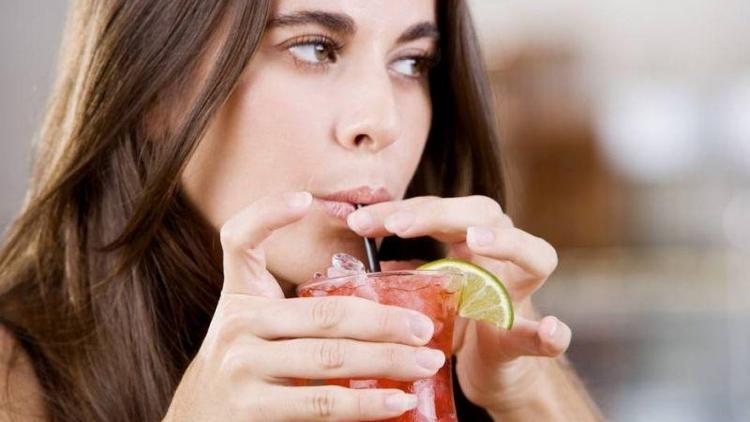 Uzmanlar uyarıyor: Açken asitli içecek tüketmeyin