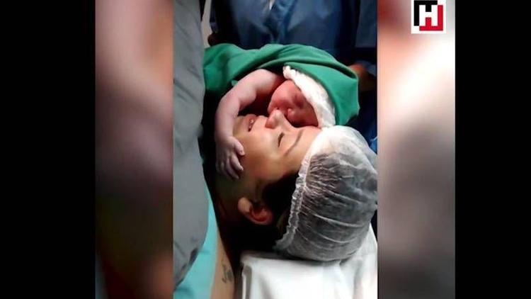 Yeni doğan bebeğin annesine sarıldığı duygusal anlar