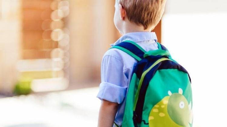 Okul çantası çocuğunuzun belini bükmesin