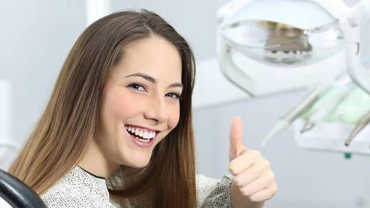 Diş beyazlatma işlemi dişleri onarıyor ve yeniliyor