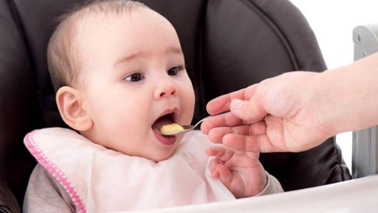 Ek gıdaya geçerken bebeğinizi zorlamayın