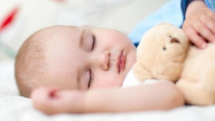 Sıcak havalarda bebeğinizi uyutacak 8 yöntem