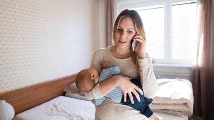 Bebeğinizi emzirirken telefonla oynuyor musunuz?