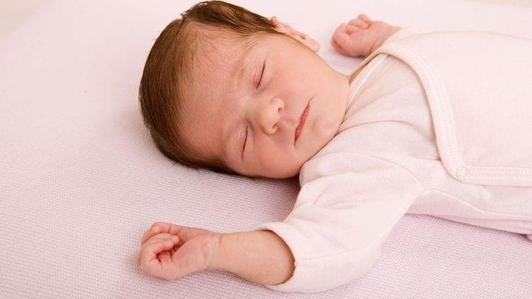 Bebeğimin uyku saatlerini nasıl düzenlemeliyim?