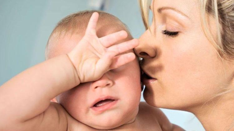 Bırakın yabancıyı anne baba dahi bebeği öpmemeli!