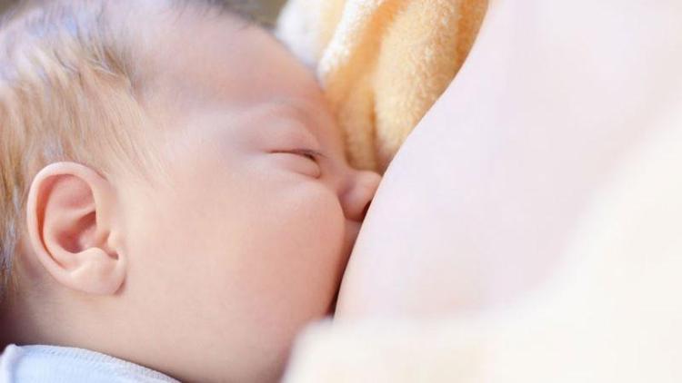Anne sütü alan bebek daha az ağlıyor ve daha uzun süre uyuyor