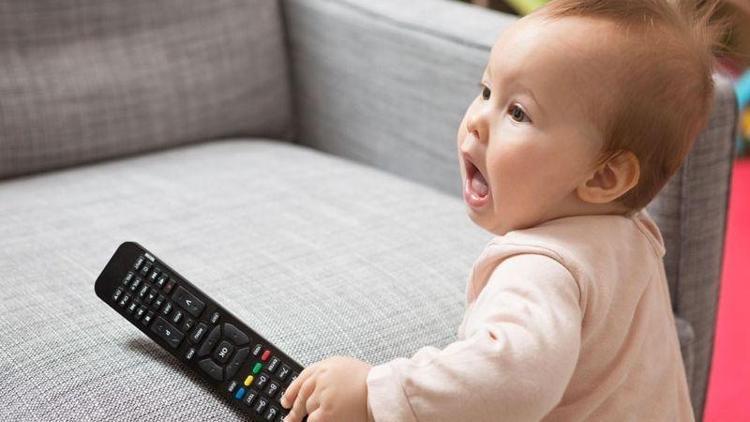 TV’den gözünü ayırmayan bebekte gelişim geriliği şüphesi