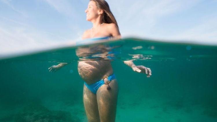 Hamilelikte denize ve havuza girmek riskli mi?