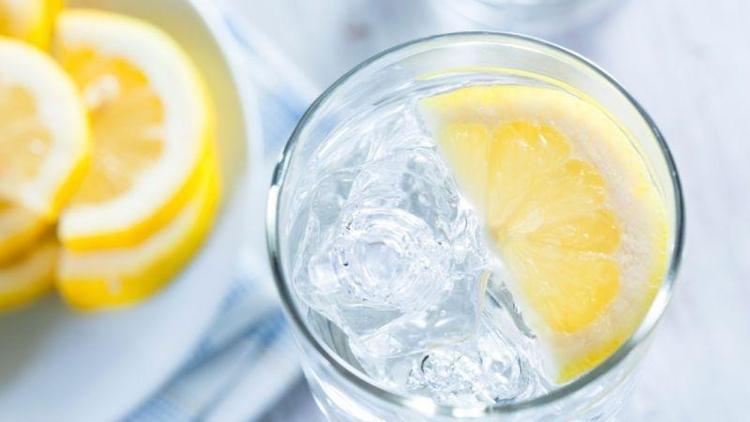 Her gün bir bardak limonlu su içmenin faydaları