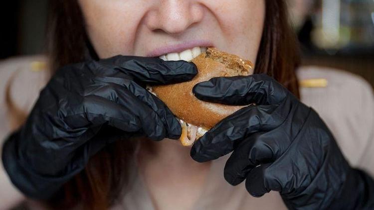 Uzmanlar uyarıyor: Hamburger yerken takılan siyah eldivenlere dikkat!