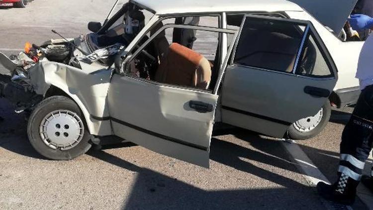 Minibüsle otomobil çarpıştı: 2 yaralı