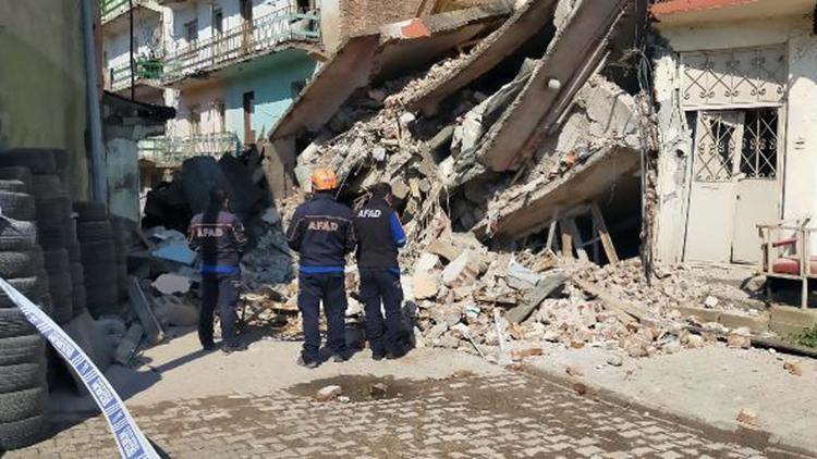 Erzurumda çöken 5 katlı boş binada inceleme yapıldı