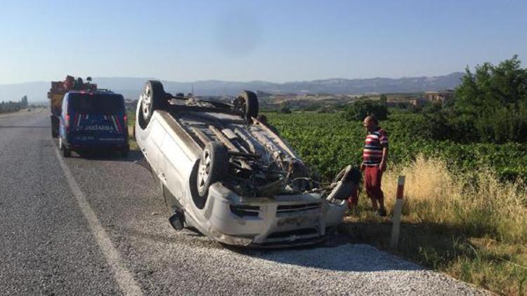 Takla atan ve üzüm bağına devrilen otomobillerde 5 kişi yaralandı