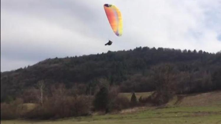 İniş yaparken paraşütü ağaca takılan sporcu, yaralandı