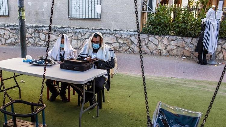 İsrailde Covid-19 salgınında günlük vaka sayısı 1000e yaklaşıyor