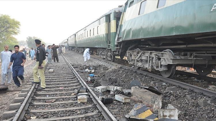 Son dakika Pakistanda tren ve yolcu minibüsü çarpıştı, çok sayıda ölü var