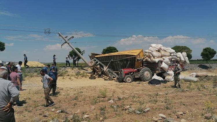 Treninin çarptığı traktörün römorku arkasındaki traktörün üzerine devrildi: 1 ölü, 2 yaralı