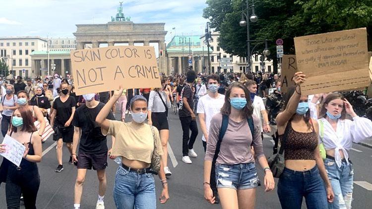 Berlin’de ırkçılığa karşı yürüdüler